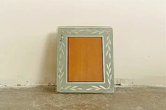 ART DECO PICTURE FRAME w. ETCHED LEAF MOTIF