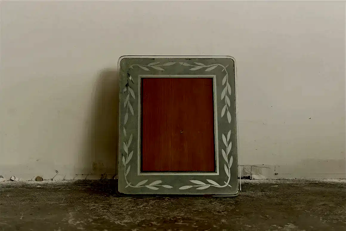 ART DECO PICTURE FRAME w. ETCHED LEAF MOTIF